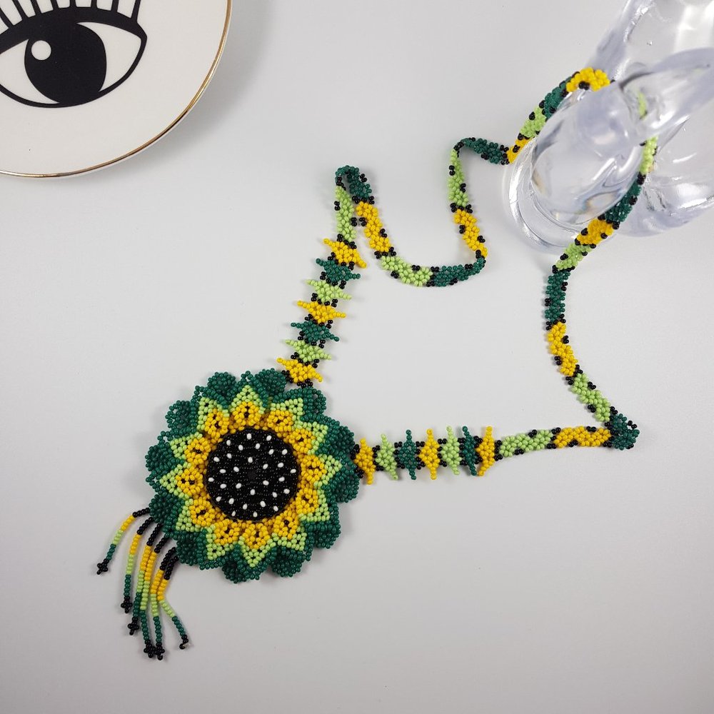 🌈 Beautiful Handcrafted flower necklace - Picture 3 of 5